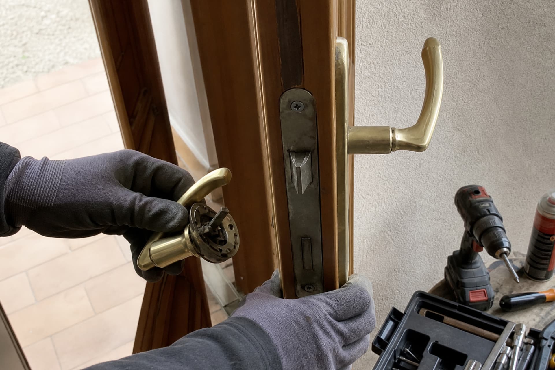 mains retirant poignée pour changer serrure