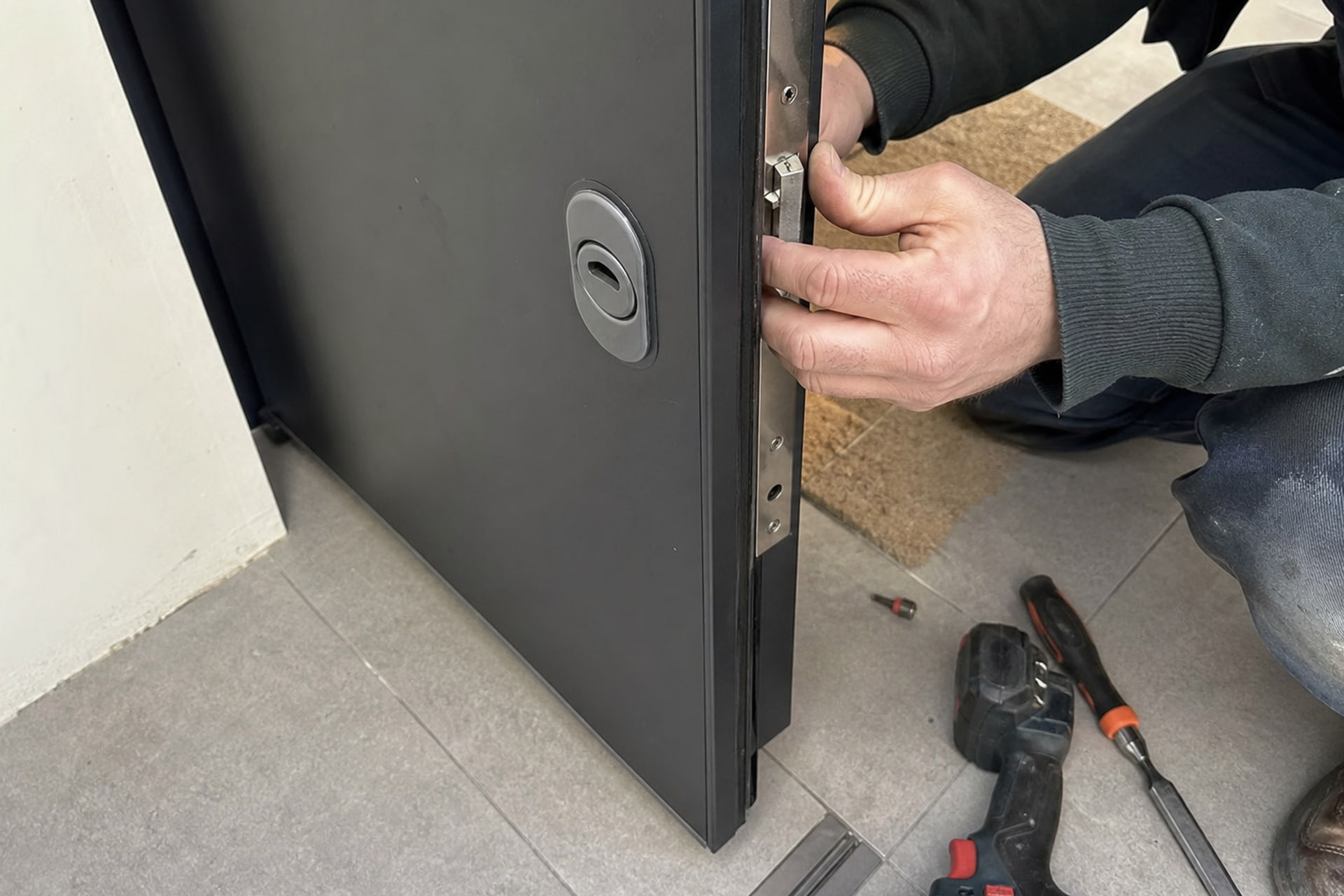détail serrure renforcée sur porte blindée