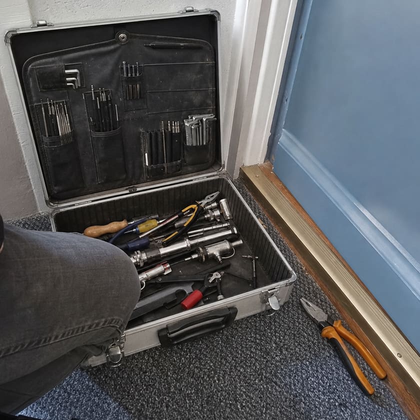 caisse à outils de serrurier ouverte sur palier