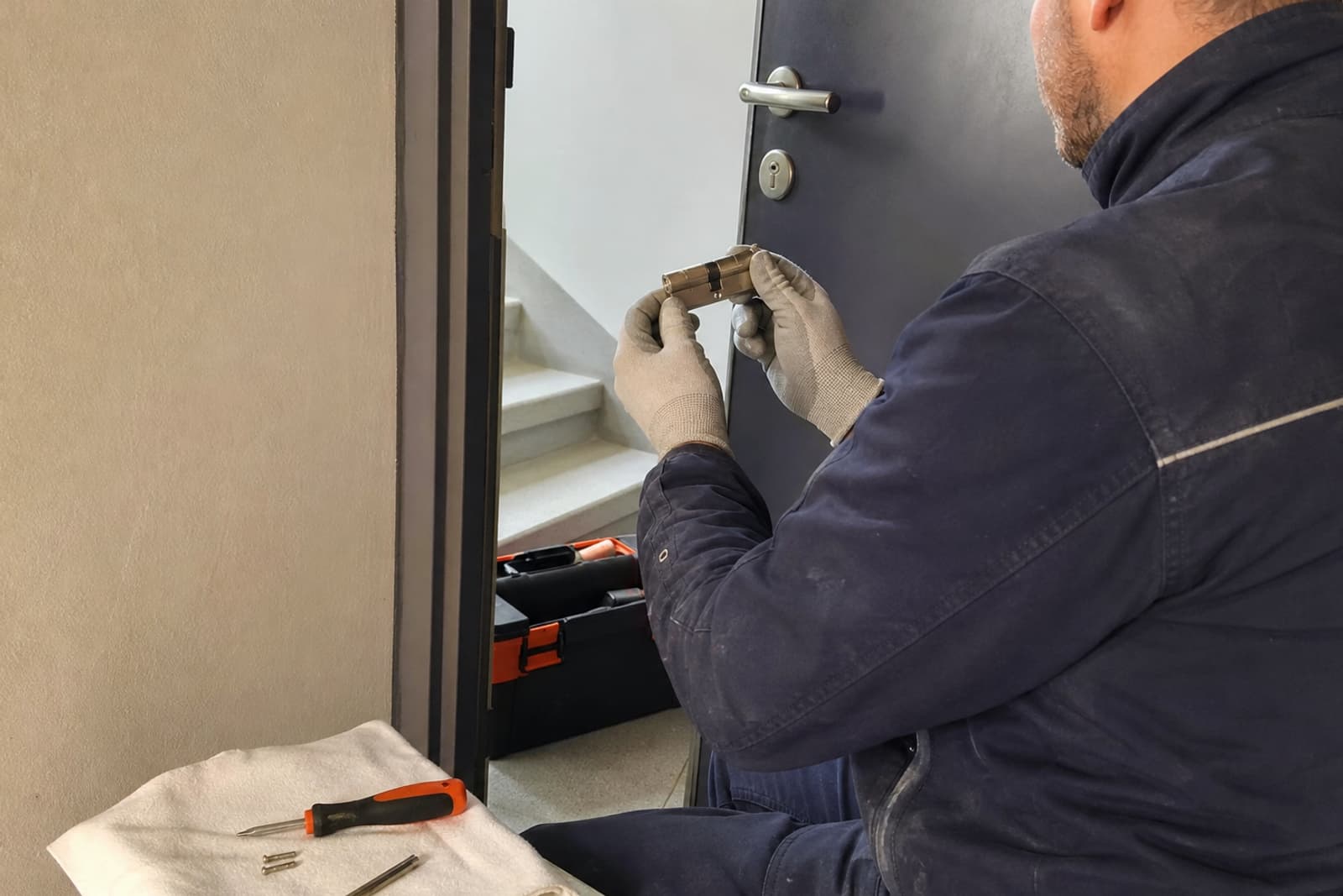 mains tenant cylindre neuf devant porte