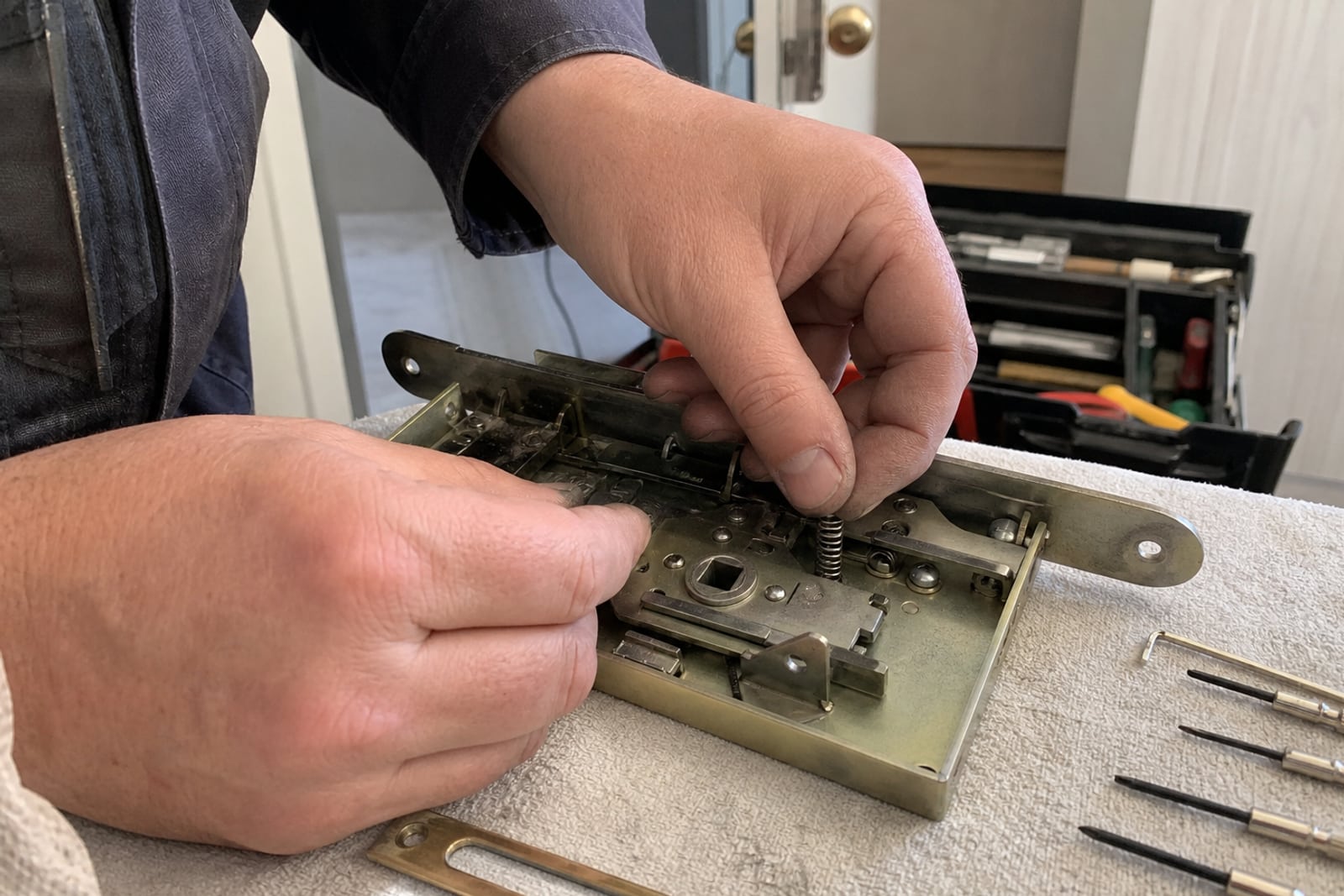 mains remplaçant ressort intérieur de serrure